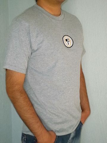 Camiseta Cuello redondo gris con Logo bordado al frente